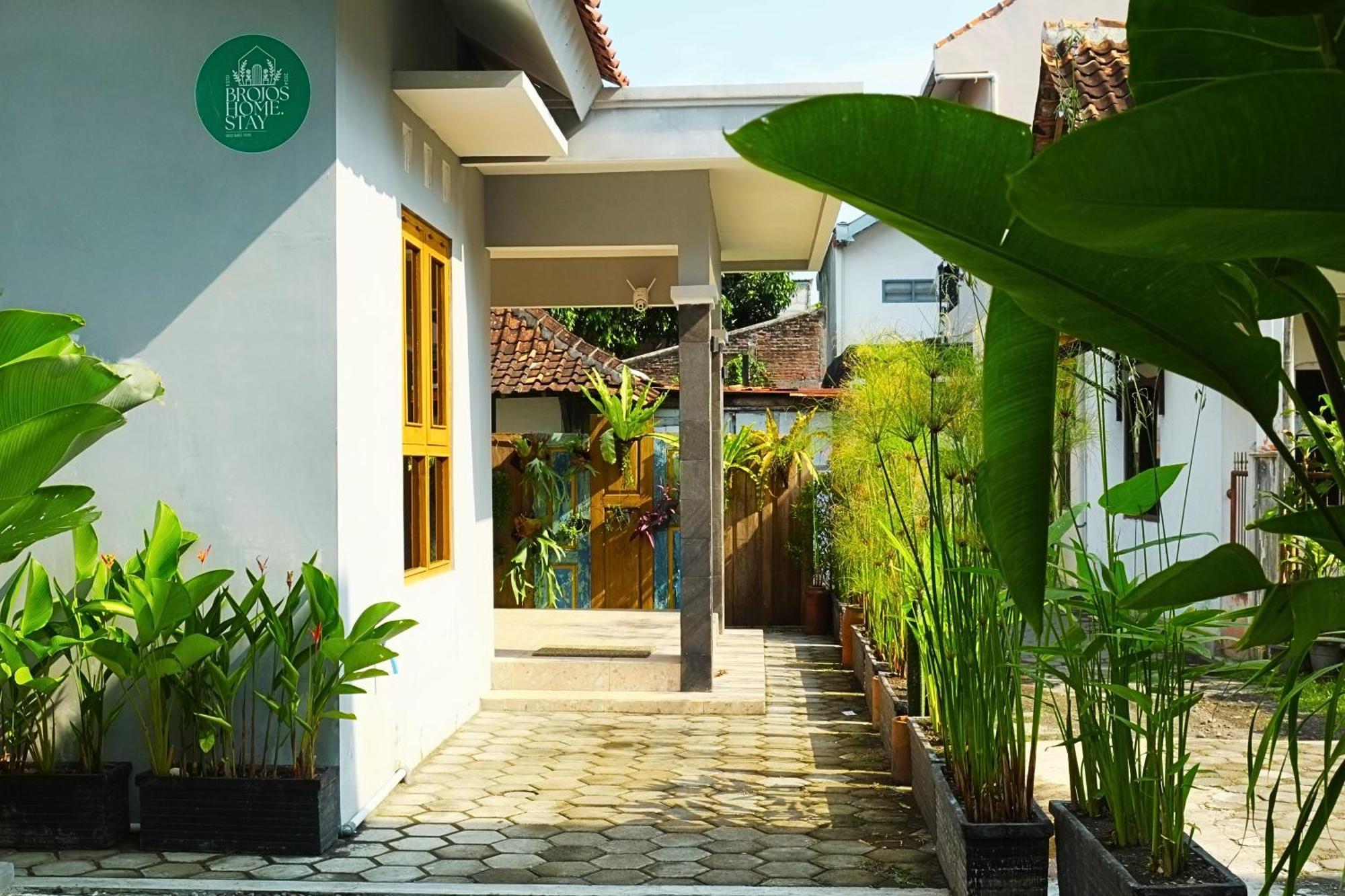 Brojos Tamansiswo * Yogyakarta